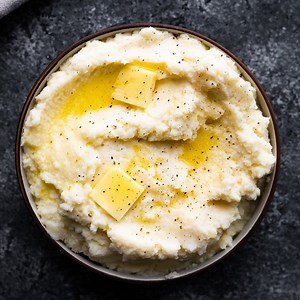 The FLUFFIEST Parmesan Mashed Cauliflower...a delish lower carb alternative to mashed potatoes 🤩. Look how easy it is to make! The new and improved recipe is at: https://sweetpeasandsaffron.com/garlic-parmesan-cauliflower-mashed-potatoes/ | Sweet Peas & Saffron