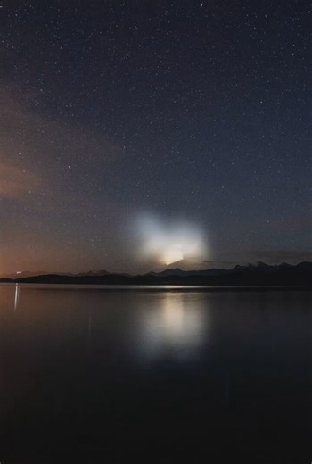 Mystery as huge luminous object appears in the night sky over Patagonia, Argentina...🧐🤔🛸🛸🛸🛸🛸🛸🛸🛸🛸🛸🛸🛸🛸Photographer Santiago Arévalo said he went down to the beach at midnight that night with four people. The goal was to make astrophotography of the Milky Way. Santiago: "We all sat on the sand looking at the stars and talking for a while, around 1.30 am we see that from behind the mountains, on the other side of the lake, a kind of white glow begins to appear on which he managed to c
