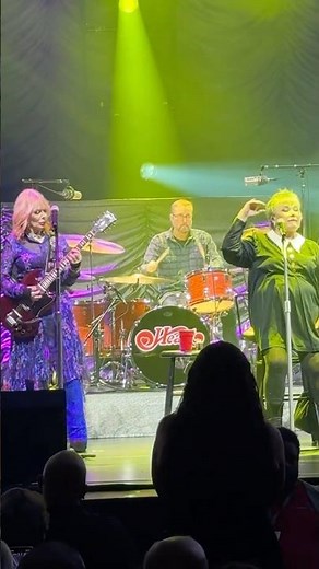 Heart “What About Love” live @ Fox Theatre Detroit MI June 2025 ‪@joeEbravo‬