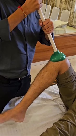 Fisio Juanen Sánchez on Instagram: "🔎¿OPINIONES? La FASCIA es una red de tejido que envuelve y conecta músculos, articulaciones, nervios y órganos. Le da soporte al cuerpo y permite que el movimiento sea fluido.🕸️ 👉🏼Cuando esta red se tensa o se distorsiona, el movimiento se limita y aparece el dolor, incluso si la articulación está “bien”. Por eso no siempre tratamos solo la rodilla, tratamos el tejido que la conecta. . . . . #Fascia #Fisioterapia #Movimiento #DolorDeRodilla #Rehabilitación