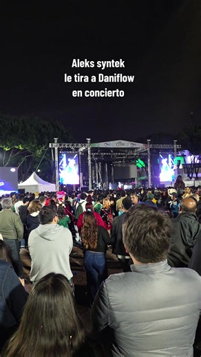 #alekssyntek le tira a #daniflow en su concierto de Fiestas patrias en la alcaldía Benito Juárez. #fyp #musica #concierto