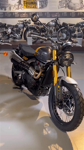 🤩 La nouvelle gamme Classic de Triumph pour 2026 alignée dans le show-room de l’usine de Hinckley avec de gauche à droite la Bobber (dispo décembre à 16 695 €), la Speedmaster (16 695 €, février), toutes deux avec nouveau réservoir de 14 litres et centrale inertielle, la Bonneville T100 (11 695 €, avril), la T120 en version Standart et Black (11 595 €, mars) et la Scrambler 900 qui change du tout au tout au niveau de la partie-cycle fourche, bras oscillant, selle, suspensions et qui sera dispo 