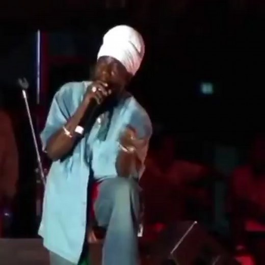 Da Real Thing 💥 Sizzla LIVE in Miami 🎶 #sizzla #sizzlakalonji #reggae #rastafari #StMary #vprecords #jamaica #ragga #dancehall #justoneofthosedays #thankumama #freedom #givemeatry #greensleeves #gs45 #drycry #greensleevesrecords #reggaemonth #miami #throwback