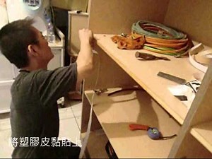 木作裝潢現場-木作師傅如何黏貼塑膠皮?