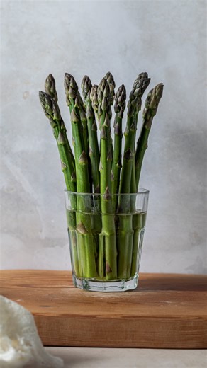 How to revive wilted asparagus - SAVE for when you bring your asparagus out of the fridge and find it’s all floppy. Revive wilted asparagus by adding a pinch of sugar to a glass of water. Place the asparagus stems in the water and leave for 30 minutes. Your asparagus will firm up and be ready for you to enjoy! #foodtip #kitchenhack #lovefoodhatewaste #asparagus | Mrs Jones's Kitchen