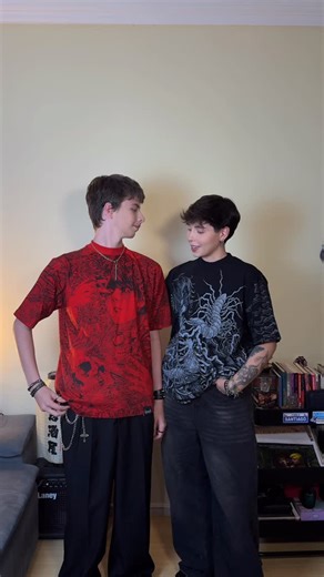 Sarah Scar on Instagram: "Essa transformação não tinha como dar errado com @alternazero né? A escolhida pra esse look foi a T-Shirt Over. Devorar 🩸 Essa e todas as peças do drop: ‘Metamorfose’ já estão disponíveis somente no site www.alternazero.com #fashion #manga #tokyoghoul #alternative #reelsinstagram /publicidadepaga"