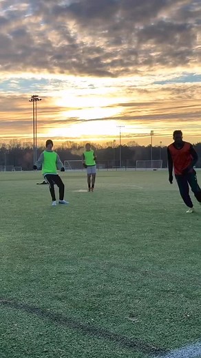 The better the players you play against, the less time and space available to you. This is especially true the higher up the pitch you play. As a winger, when you don’t have much time and space, your instincts should kick in and you should start playing based on improvisation. #footballtraining #football #soccer #soccertraining #footballskills #training #footballcoach #soccerskills #soccerdrills #footballdrills #cano #footballers #footballcoaching #433skills #footballplayers #footballer #futbol