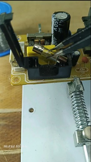 Installing the fuse #fuse #istall #electronics #electrics | Suyadi Maya Tehnic