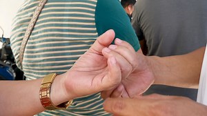 Habang kami ay nakapila sa bangko sa Tanauan City Batangas ay may isang nag approach sa amin na kung pwede ko daw tingnan ang kanyang mga daliring hindi maisarado ,wala na din itong pwersa siguro ay sa sobrang paggamit nito sa mga gawaing bahay. Ganun pa naman nagbigay pa din tayo ng libreng therapy kay mam at umayos naman ito ,halos konti lang ang aming oras para sana sa kanyang dislocated na hinliliit at medyo kabaduhin si mam e ,hindi pwedeng pwersahin. #chiropractic #fingerproblems | Tit Tar