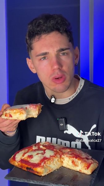 Pizza proteica in 30 min😈🍕 🛒Ingredienti: 200gr farina (io uso Caputo) 60ml albume / 130ml acqua / 3gr zucchero / 3gr sale / 7gr lievito istantaneo per salati. Condimento: 80gr pomodoro sale,origano, dolcificante / 100gr mozzarella proteica (io uso Granarolo) 👉Procedimento: mischia tutti gli ingredienti per la base con un cucchiaio e metti in una teglia con spray antiaderente o un filo d’olio / forno ventilato 200° per 10 minuti / metti sopra la passata di pomodoro e fai andare altri 15 minut