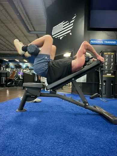 Incline Bench Reverse Crunch (Foam Roller)