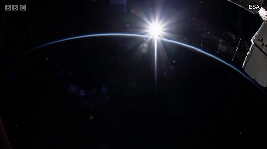 宇宙から見た日の出の光　1日16回 - BBCニュース