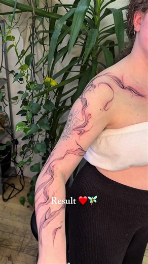 A stream of smoke wrapping all around the arm.🧚🏽‍♂️ Delicate, yet detailed, with soft shading that lets the movement stay light and airy. I love how smoke can circle the body and still feel effortless, like it's floating instead of sitting on the skin.✨ . #montrealtattooartist #quebectattoo #canadiantattooartist