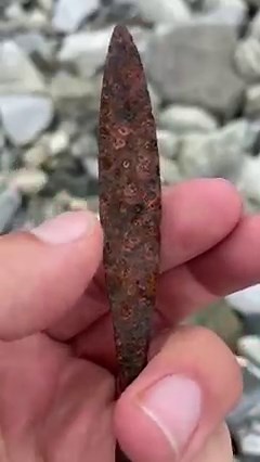 Oh, look at this little beauty😍 We have never found an arrowhead like this before. It has three blades! The last person who touched it was a Viking❤ The arrowhead is from a new site in the Jotunheimen Mountains. We are on a short exploratory survey of this site, which is 5 km south of the one we surveyed last week. We found two arrow shafts and scaring sticks as well during our short visit, so we need to come back🙂 You can read more about exploratory surveys and how we find our sites here: htt