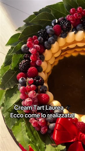 La mia cream tart per laurea! Una vera corona commestibile! A mio parere molto scenografica, facile da fare, la ricetta della pasta frolla e della crema pasticcera le trovate tra i miei video! #creamtartecake #creamtartlaurea #pastrytips #ricettafacile