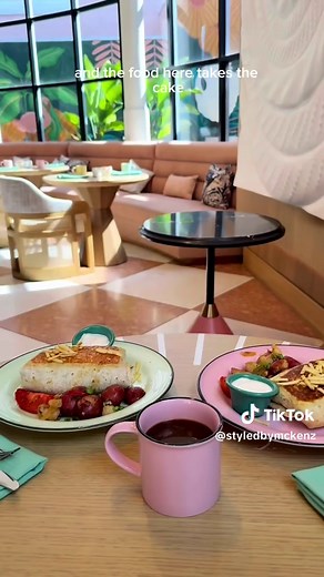 📍 @laconchakw is the BEST hotel to stay at when visiting Key West, Florida 🏩🌴 (and not just cause it’s pink😉) located on Duval Street this iconic historic 100 year old hotel is literally in the heart of it all. steps away from gorgeous beaches, live music, dozens of restaurants bars & shopping. but it’s so cute inside you might not want to leave! #keywest #keywestflorida #keywesthotel #floridahotel #floridatravel