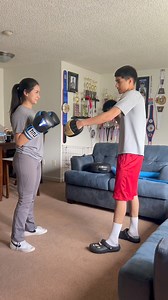 Mi novio Camilo Quiroz me enseña a boxear 🤫🥊🥊 #boxing #box #entrenamiento #azul | Azul Martinez