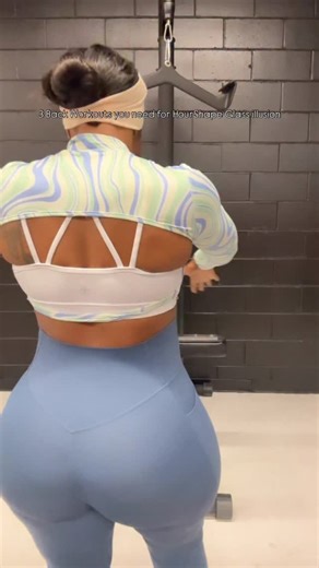 Chikesia Clemons on Instagram: "How do you look from the back? 🙃 The best time to prepare for those backless summer dresses is now suh! Add these 3 for a nice toned hourshape back! #explore #fyp #bouncebackbody #natural #fitnessmotivation #transformation #explorepage #fypage #bigbacks"