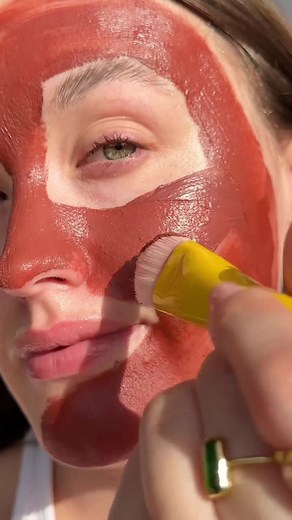 Using my Earth Tones clay mask from @ASARAI! The Australian Red Clay calms my skin while detoxifying my congested pores. 💛✨ Key Ingredients: Australian Red Clay: Instantly revives and detoxifies impurities. Australian White Kaolin Clay: A soft clay that increases localized circulation to fight inflammation. Kakadu Plum: The most potent plant based form of vitamin C to firm, smooth and brighten. Rainforest Lime Fruit Extract: A natural exfoliant and high in anti-oxidants. Sunflower Seed Oil: Ric