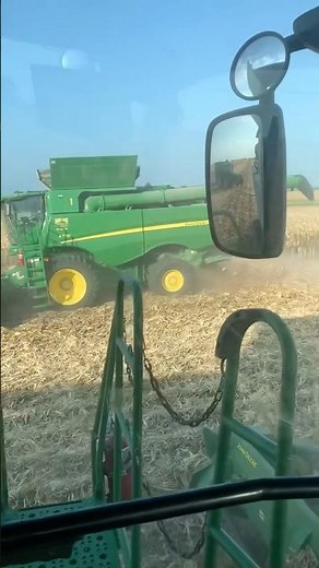 JOHN DEERE DOMINATING THE CORN HARVEST! 🌽🔥🚜 #tractor #farming #agriculture