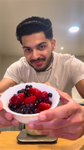 Mansagar Singh on Instagram: "Meal 1: Overnight Oats (570 Calories) Ingredients: * Oats: 40g * Low-fat milk (1% fat): 150ml * Chia seeds: 10g * Yogurt (low-fat, plain): 50g * Peanut butter (natural, unsweetened): 10g * Strawberries: 50g * Banana: 50g * Walnuts: 10g * Whey protein (vanilla/chocolate): 30g Preparation Method: 1. Prepare the base: * Combine oats, chia seeds, and milk in a bowl or jar. Mix well. 2. Add the yogurt and protein: * Stir in yogurt and whey protein powder until smooth. 3.