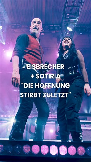 EISBRECHER Special Guests: Joachim Witt und Sotiria ✨ Ursprünglich als einmalige Überraschung in Hamburg geplant, haben wir bemerkt, dass das einfach zu gut ist um nicht wiederholt zu werden! Nach ein bisschen Organisation haben wir es hingekriegt, dass Joachim Witt und Sotiria beim letzten Tourblock noch mal mit uns auf der Bühne stehen! Zusammen mit Frank Herzig von Schattenmann können wir dann alle Features des neuen Albums KALTFRONT°! auch live präsentieren! 🤩 Hier die Übersicht über die Gä