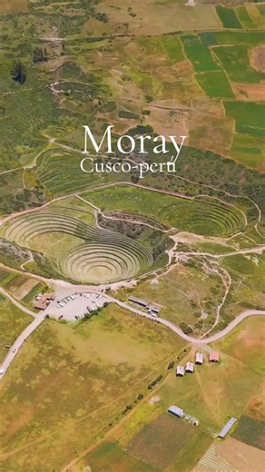 ✅️El centro arqueológico de Moray es un sitio fascinante ubicado en el Valle Sagrado de los Incas, cerca de Cusco, Perú. ✅️Consiste en terrazas circulares concéntricas que descienden hacia el centro, creando una serie de andenes agrícolas. ✅️Se cree que estas terrazas tenían fines experimentales y agrícolas, ya que cada nivel tenía diferentes condiciones climáticas que permitían probar el cultivo de una variedad de plantas. | Perú