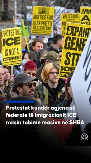 🇺🇸 Tubime masive që protestonin kundër operacioneve të Shërbimit të Imigracionit dhe Doganave (ICE) gjatë ditës së djeshme janë mbajtur në mbarë SHBA-në, me mijëra demonstrues që dolën në rrugë në kuadër të një dite kombëtare veprimi, të cilën organizatorët e quajtën “Dëboni ICE-në”. 🪧 Në vazhdën e goditjes së ashpër ndaj imigracionit nga administrata e presidentit Donald Trump, e cila ka rezultuar me vdekjet tronditëse të dy shtetasve amerikan Renee Good dhe Alex Pretti nga agjentë të ICE-së