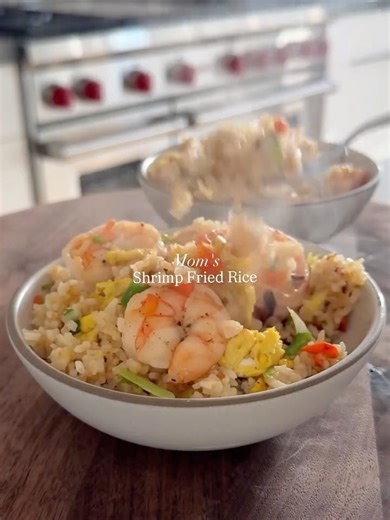 Healthy Eating on Instagram: "✨ Mom’s Shrimp Fried Rice ✨ via @maxiskitchen 🍤 Ingredients: • 4 tsp Avocado Oil • 8 oz Small or Medium Shrimp, peeled & deveined • 4 Eggs • Kosher Salt & Pepper • 1 Medium Carrot, diced • 2 Cups Napa Cabbage, thinly sliced • 2 Garlic Cloves, finely chopped • 4 Cups Cooked Jasmine Rice (day-old is best!) • 2 Tbsp Sesame Seeds • 1 Tsp Soy Sauce • 4 Tbsp Butter, divided • 1 Tbsp Sesame Oil • 3 Scallions, chopped 👩‍🍳 Instructions: 1. Season shrimp with salt & pepper