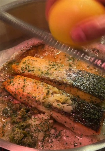 سلمون مع أرز بالأعشاب وصوص الزبدة والثوم 🍣🌱 فيليه السلمون النرويجي من سيما، إحدى شركات المراعي، غني بالأوميغا 3 والبروتين، ومجهز لك بكل سهولة — منظف، مقسّم، منزوع العظم وجاهز للتحضير 😋🔥 @Almarai - المراعي المكونات: * فيليه سلمون سيما النرويجي * أرز بالأعشاب (محضر مسبقًا) للصوص: * ملعقة كبيرة زبدة * زيت زيتون * 3 فصوص ثوم مفروم * عصير نصف ليمونة * ملعقة كبيرة كيبر مفروم ناعم * بقدونس مفروم ناعم * برش نصف ليمونة * ملح وفلفل أسود الطريقة: 1. تبّل السلمون بالملح والفلفل الأسود والقليل من زيت الز