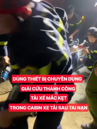 Tối 10/10, lực lượng Cảnh sát Phòng cháy chữa cháy và cứu nạn cứu hộ, Công an tỉnh Tuyên Quang đã giải cứu thành công một tài xế bị thương, mắc kẹt trong cabin xe tải biến dạng nặng sau vụ tai nạn giao thông. Lực lượng cứu hộ phải sử dụng thiết bị chuyên dụng để mở lối tiếp cận nạn nhân. #VTV24 #VTV #pccc #giaicuu