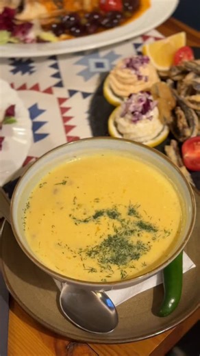 Dacă simți nevoia de o pauză de la mâncarea tradițională, la Rare Garden găsești gust de mare și Dunăre pe aceeași farfurie 🐟 Storceag cremos, biban de mare în sos mediteranean cu măsline, roșii cherry, capere și usturoi, crap prăjit sau la plită și saramură de crap de Dunăre cu mămăligă… noi te așteptăm 😉 Rare Garden📍 Strada Tunari 34 📞 0760 622 280 | Rare Garden