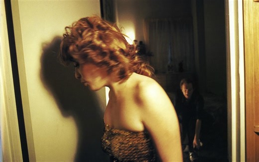 “性依赖叙事曲”，现当代摄影大师、私摄影鼻祖 南·戈尔丁（Nan Goldin），叛逆少女逆袭成为摄影大师，她的人生经历了什么样的起起落落