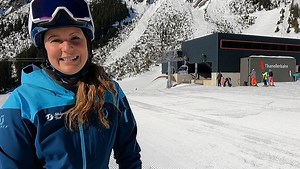 Neue Liftanlagen, Nachtskilaufen und eine rasante Rodelbahn: Die Skiarena Berwang hat besonders für Familien einiges zu bieten. Wir waren im Tiroler Skigebiet unweit der Zugspitze unterwegs und haben die Highlights im Video festgehalten. 🎥⛷☀️ | SnowOnline