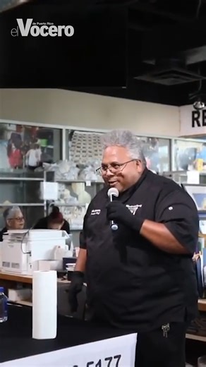 14K views · 154 reactions |  El chef Iván Clemente lleva 16 años alimentando a miles en el Comedor de la Kennedy. Ahora se le unieron los “achicharrados” de Súper Chef Celebrities para cocinar 3,000 platos diarios. Una historia de solidaridad que debes conocer. Lee más en elvocero.com | El Vocero de Puerto Rico | Facebook