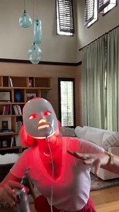 Happy Monday avec January Jones, qui s’offre un moment skincare en musique Instagram January Jones | Vogue France