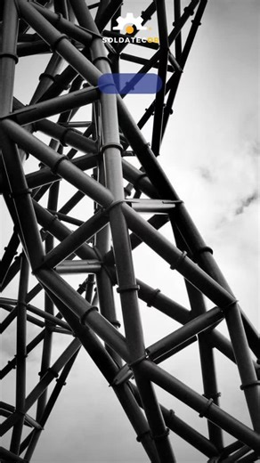 👩‍🏭📘 AWS D1.1 – Código de Soldadura Estructural en Acero (Structural Welding Code – Steel) La AWS D1.1 es el estándar de soldadura estructural más utilizado a nivel mundial para aceros al carbono y de baja aleación. Publicado por la American Welding Society, establece los requisitos mínimos obligatorios para garantizar la seguridad y confiabilidad estructural. 🔧 ¿Dónde se aplica? ▫️ Edificios y naves industriales ▫️ Torres y estructuras metálicas ▫️ Fabricación en taller y montaje en campo �