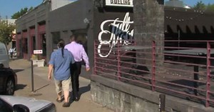 Full Moon Cafe auctioning items, won't reopen