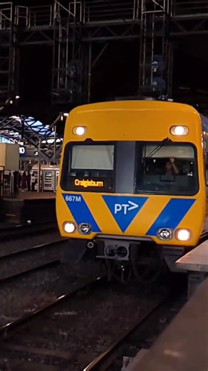 667M leads a Craigeburn Service from Southern Cross