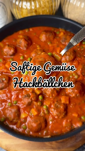 Lydia Kiener on Instagram: "Cremige Gemüse Hackbällchenpfanne 🥘 👉🏼 Pro Portion nur 255 Kalorien und 28g Protein 💥 Du hättest gerne ein Gericht was in deinen Ernährungsplan passt und gleichzeitig aber auch die ganze Familie happy macht? Herzlichen Glückwunsch! Deine Suche hat soeben ein Ende gefunden. Ich glaube zu so einem Gericht muss man auch gar nicht viel mehr sagen oder? Abspeichern, nachmachen, genießen! 🤌🏻 Nährwerte (pro Portion): 255 Kcal I 7,5g F I 18,5g KH I 28g P Zutaten (4 Port