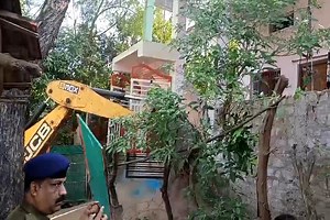 Hoshangabad Bulldozer Action: दुष्कर्म आरोपियों के मकान पर चला बुलडोजर, मामले में दो नाबालिग गिरफ्तार, ये है पूरा माजरा