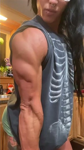 Shredded Abs & Massive Triceps: Incredible Female Muscle!