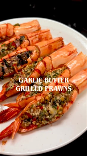Rach on Instagram: "I think this is one of the easiest and most delicious way of cooking prawns! I love the butter garlic grilled prawns and had to do a non-butter version for the husb who doesn’t take butter 😆 But really all I had to do was replace the butter with olive oil and it tastes awesome too! (Though the butter one really is extra fragrant 🤭) Ingredients • The Better Kuruma Ebi (Tiger Prawns) from @zairyosg • Unsalted butter, softened • 3-4 cloves garlic, minced • 1/4 red onion, chopp