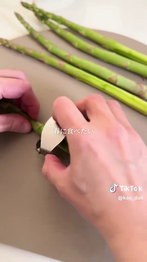 レシピはこちら👇 アスパラとスナップえんどうの 【グリーンサラダ】 春に食べたい グリーンサラダ 食感が特徴のアスパラと スナップえんどうを 塩麹のドレッシングで和えました レモンの酸味が爽やかで 初夏まで楽しめる 簡単サラダです☺️ _________________________ 「アスパラとスナップえんどうの グリーンサラダ」 ◼︎材料 ・アスパラ 5本 ・スナップえんどう 10本 ・カッテージチーズ 適量 ・レモンの皮（国産のもの） 適量 ・黒こしょう 少々 「A」 ・塩麹 大2 ・レモン汁 大1 ・オリーブオイル 大1 ・はちみつ 大1/2 ◼︎作り方 ❶アスパラは根本の固い部分の皮を剥き、1cmほど切り落とす。半分に切る。 ❷フライパンにアスパラ、スナップえんどうを入れ、水大さじ2（分量外）を加える。蓋をして中火で2分程加熱し、粗熱を取る。 ❸スナップえんどうの筋を取り、アスパラは食べやすい大きさに切る。 ❹ボウルに『A』を入れて混ぜ合わせ、❸を入れて和える。 ❺器に盛り、カッテージチーズをのせ黒胡椒をふる。レモンの皮を削る。 ◼︎ポイント ・ドレッシングは多めに出来上