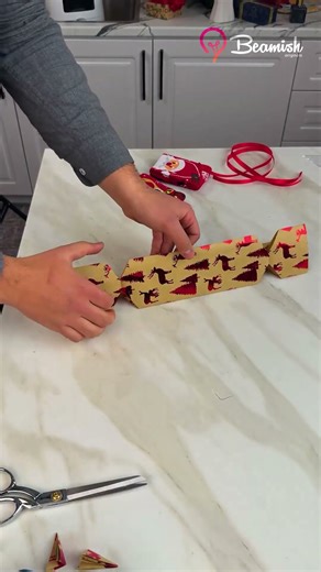 Cute Christmas gift wrapping 🎄 #creative #giftwrapping #christmascrafts