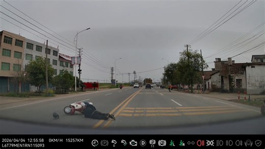 Scooter rider falls after sudden turn on highway in Jiangxi, China