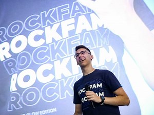 Dex Rock, heroj vaše djece, ne radi ništa drugačije od njihovih teta u vrtiću. Pa ipak, on od toga zarađuje fantastično dok su one na rubu egzistencije