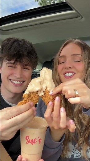 Trying The VIRAL Raising Cane’s Sauce 🍗🔥