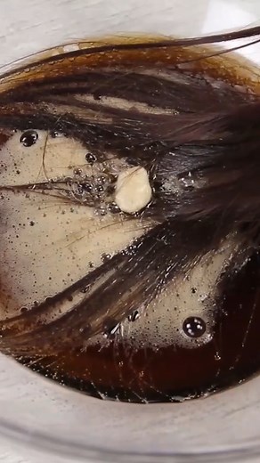 Using Coke to remove gum from your hair instead of cutting it!💡 | MetDaan Hairstyles