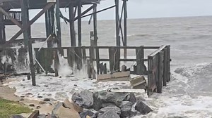 Alligator Point, #Florida 1pm video update. Coastal flooding is worsening and starting to cut off roadways. #hurricane #helene Video: Alex Bartholemew w/ Storm Chaser Adam Lucio Convective Chronicles | Texas Storm Chasers